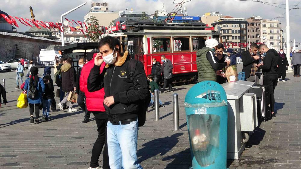 İstanbul'da skandal görüntüler: İstiklal Caddesi kısıtlama saatinde maskesiz insanlarla dolup taştı! 6