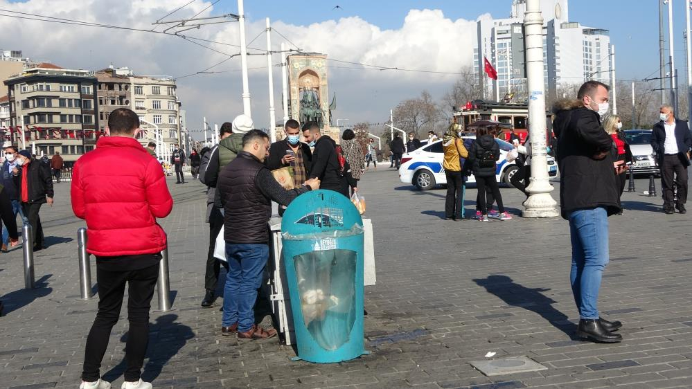 İstanbul'da skandal görüntüler: İstiklal Caddesi kısıtlama saatinde maskesiz insanlarla dolup taştı! 7