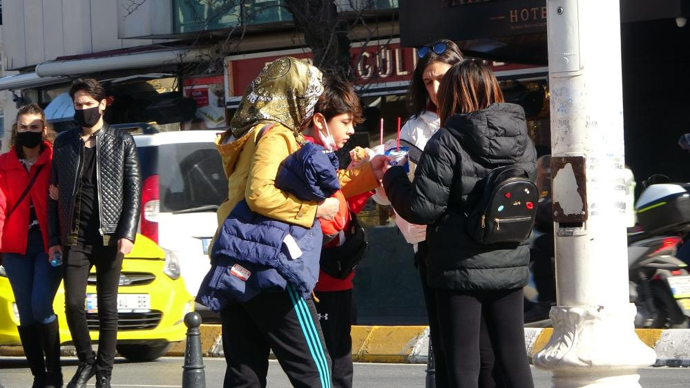 İstanbul'da skandal görüntüler: İstiklal Caddesi kısıtlama saatinde maskesiz insanlarla dolup taştı! 8