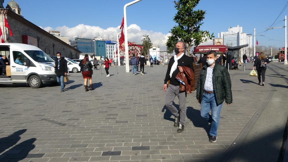 İstanbul'da skandal görüntüler: İstiklal Caddesi kısıtlama saatinde maskesiz insanlarla dolup taştı! 9