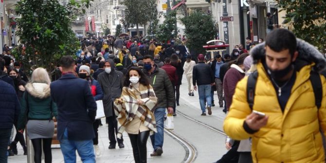 İstanbul'da skandal görüntüler: İstiklal Caddesi kısıtlama saatinde maskesiz insanlarla dolup taştı!