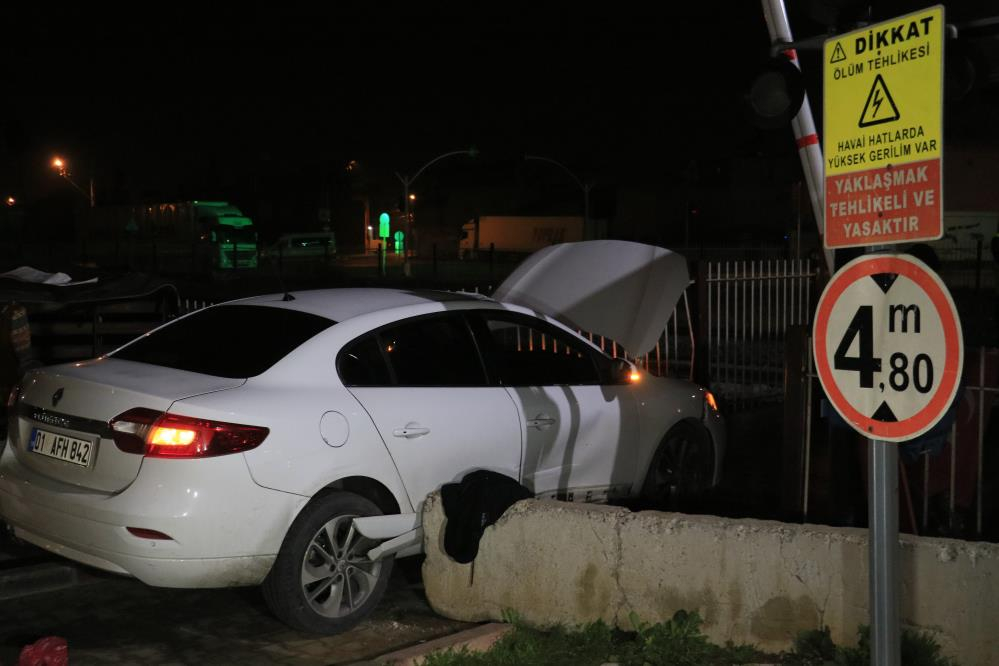 Kaza yaptıkları aracın sürücüsünü darp edip kaçan kişiler tekrar kaza yapıp yakalandılar 8