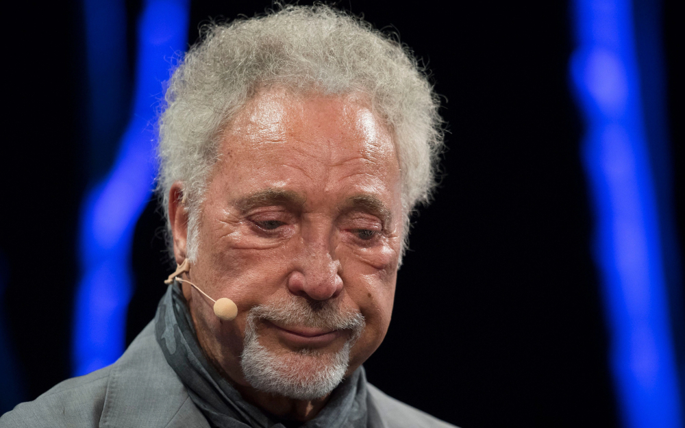 Çarpıcı iddia! Dünyaca ünlü şarkıcı Tom Jones'a tehdit: 'Seni hadım ettiririm' 1