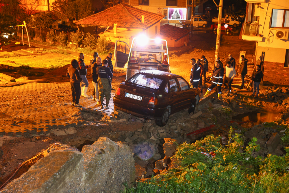 İzmir'de kuvvetli yağış nedeniyle yollar çöktü, işyerlerini su bastı! 1