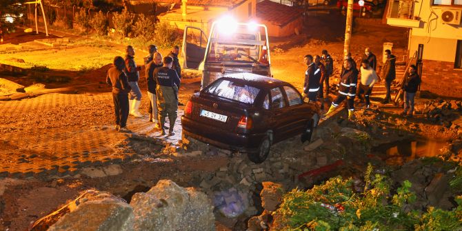 İzmir'de kuvvetli yağış nedeniyle yollar çöktü, işyerlerini su bastı!