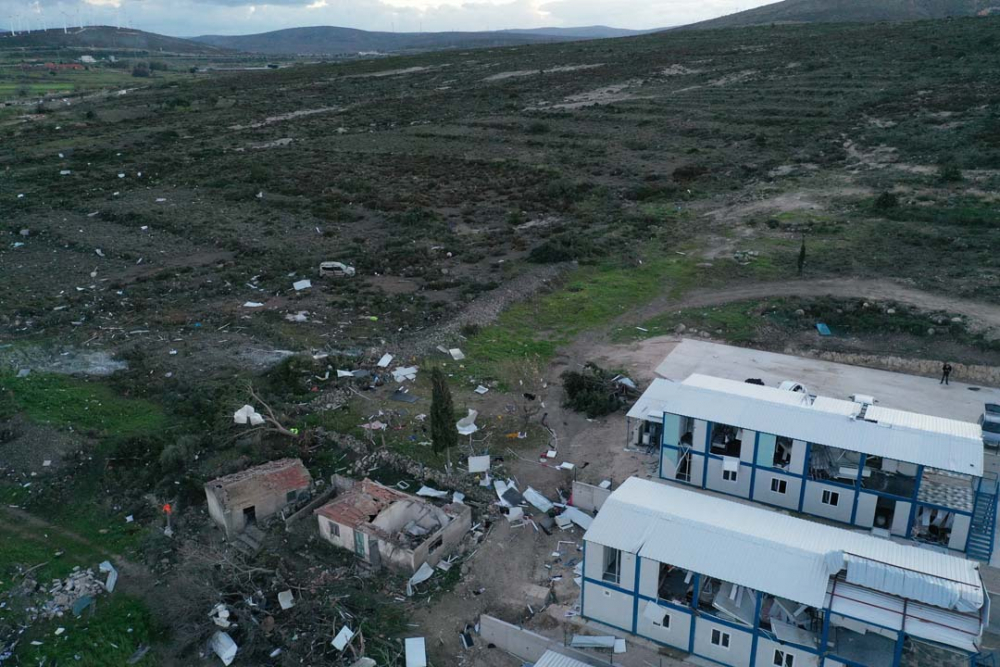 İzmir Çeşme'de etkili olan hortum yıktı, geçti! Araçları 100 metre savurdu 13