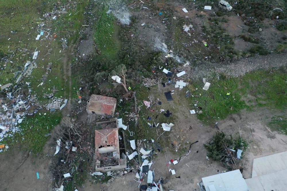 İzmir Çeşme'de etkili olan hortum yıktı, geçti! Araçları 100 metre savurdu 14