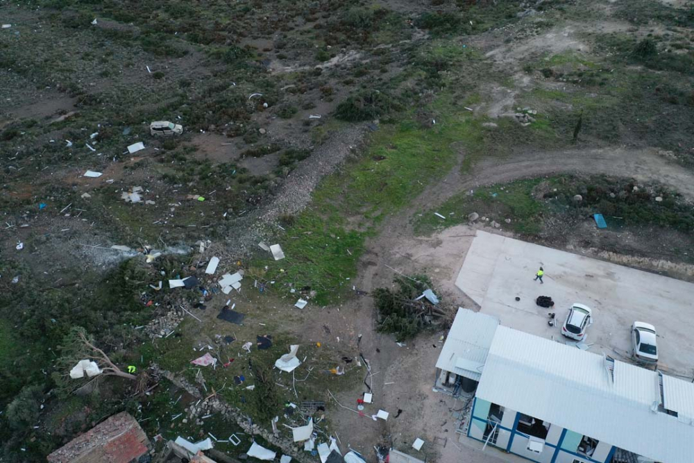 İzmir Çeşme'de etkili olan hortum yıktı, geçti! Araçları 100 metre savurdu 15