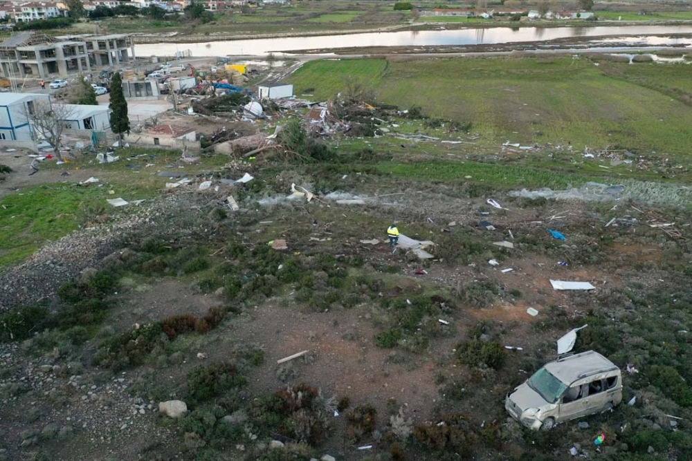 İzmir Çeşme'de etkili olan hortum yıktı, geçti! Araçları 100 metre savurdu 4