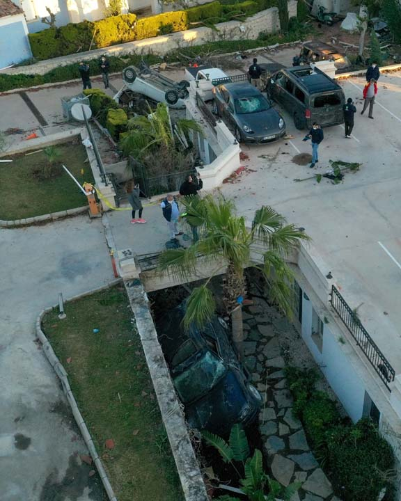 İzmir Çeşme'de etkili olan hortum yıktı, geçti! Araçları 100 metre savurdu 6