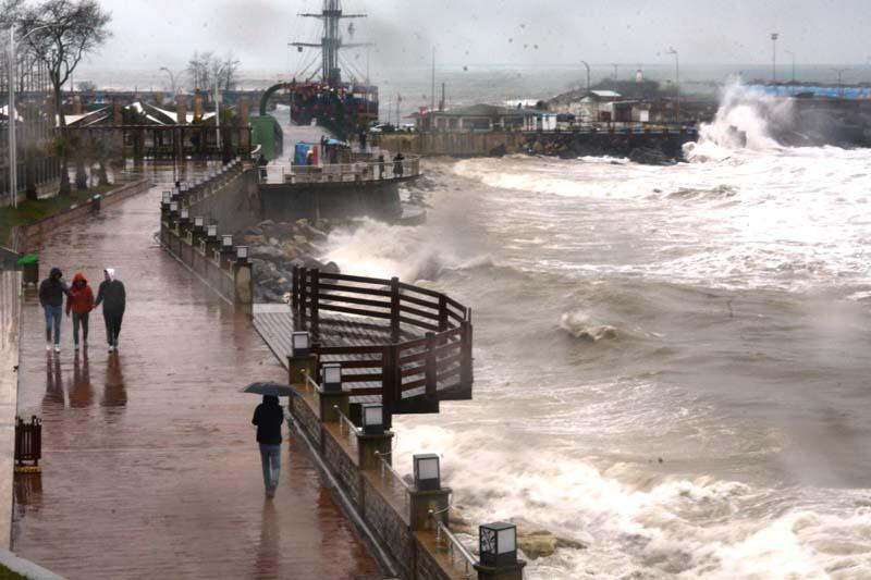 Meteoroloji Genel Müdürlüğü uyarıda bulunmuştu! Dev dalgalar böyle görüntülendi 1