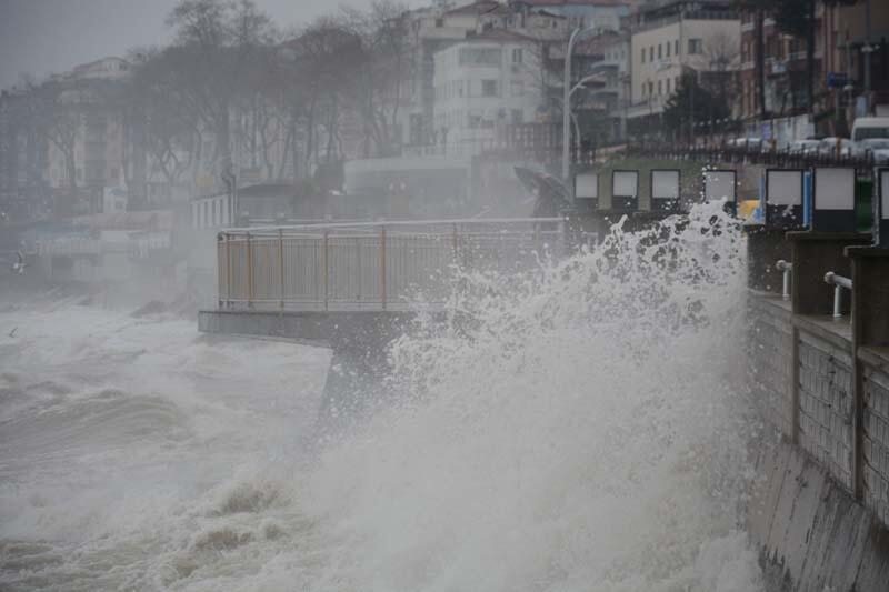 Meteoroloji Genel Müdürlüğü uyarıda bulunmuştu! Dev dalgalar böyle görüntülendi 3