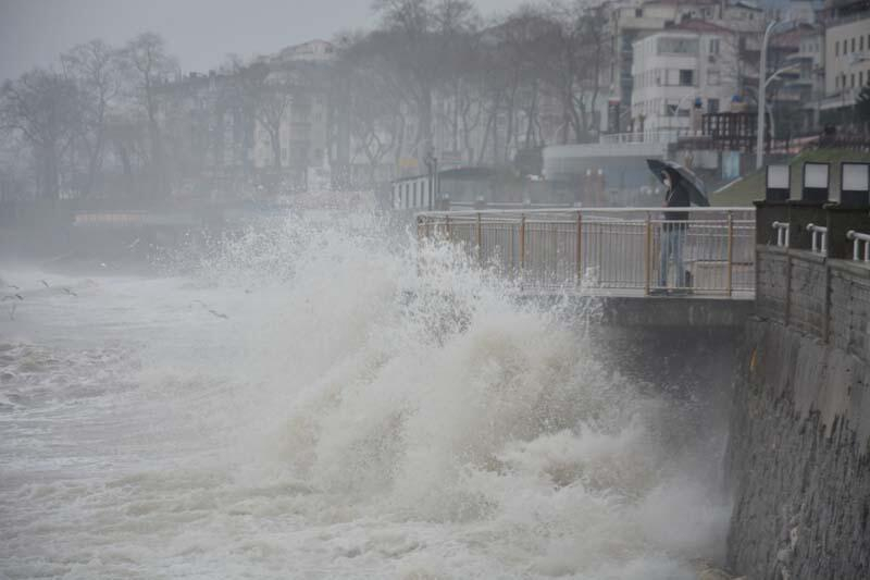 Meteoroloji Genel Müdürlüğü uyarıda bulunmuştu! Dev dalgalar böyle görüntülendi 4