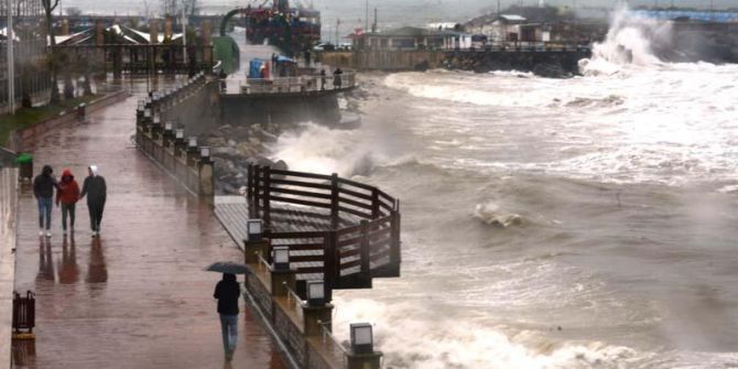 Meteoroloji Genel Müdürlüğü uyarıda bulunmuştu! Dev dalgalar böyle görüntülendi