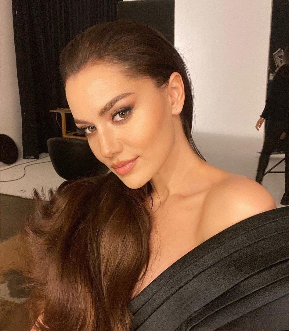 Fahriye Evcen'in siyah elbiseli pozu sosyal medyayı salladı! Burak Özçivit bile kayıtsız kalamadı 1