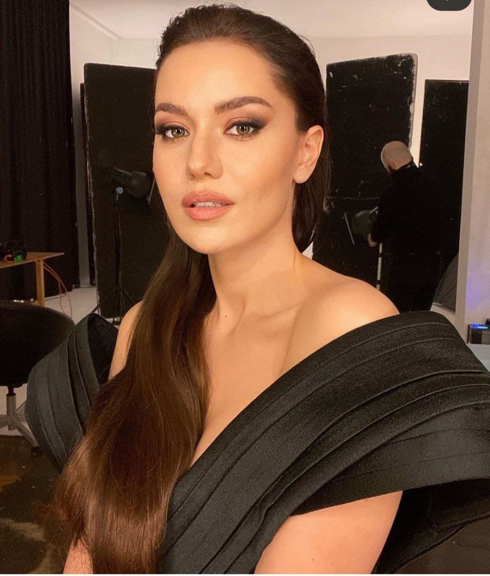 Fahriye Evcen'in siyah elbiseli pozu sosyal medyayı salladı! Burak Özçivit bile kayıtsız kalamadı 3