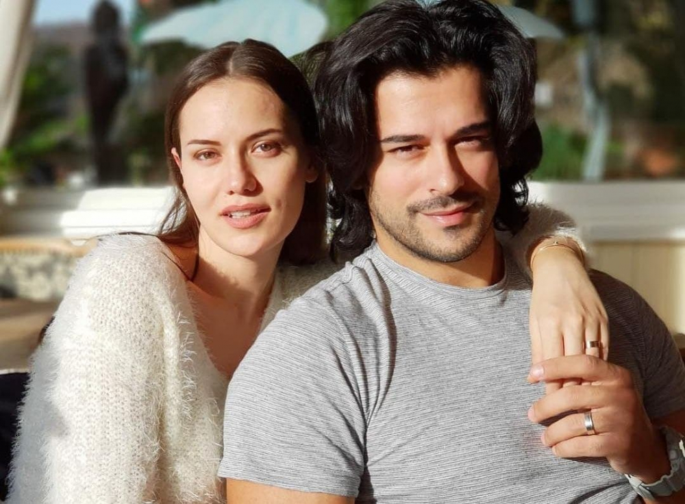 Fahriye Evcen'in siyah elbiseli pozu sosyal medyayı salladı! Burak Özçivit bile kayıtsız kalamadı 4