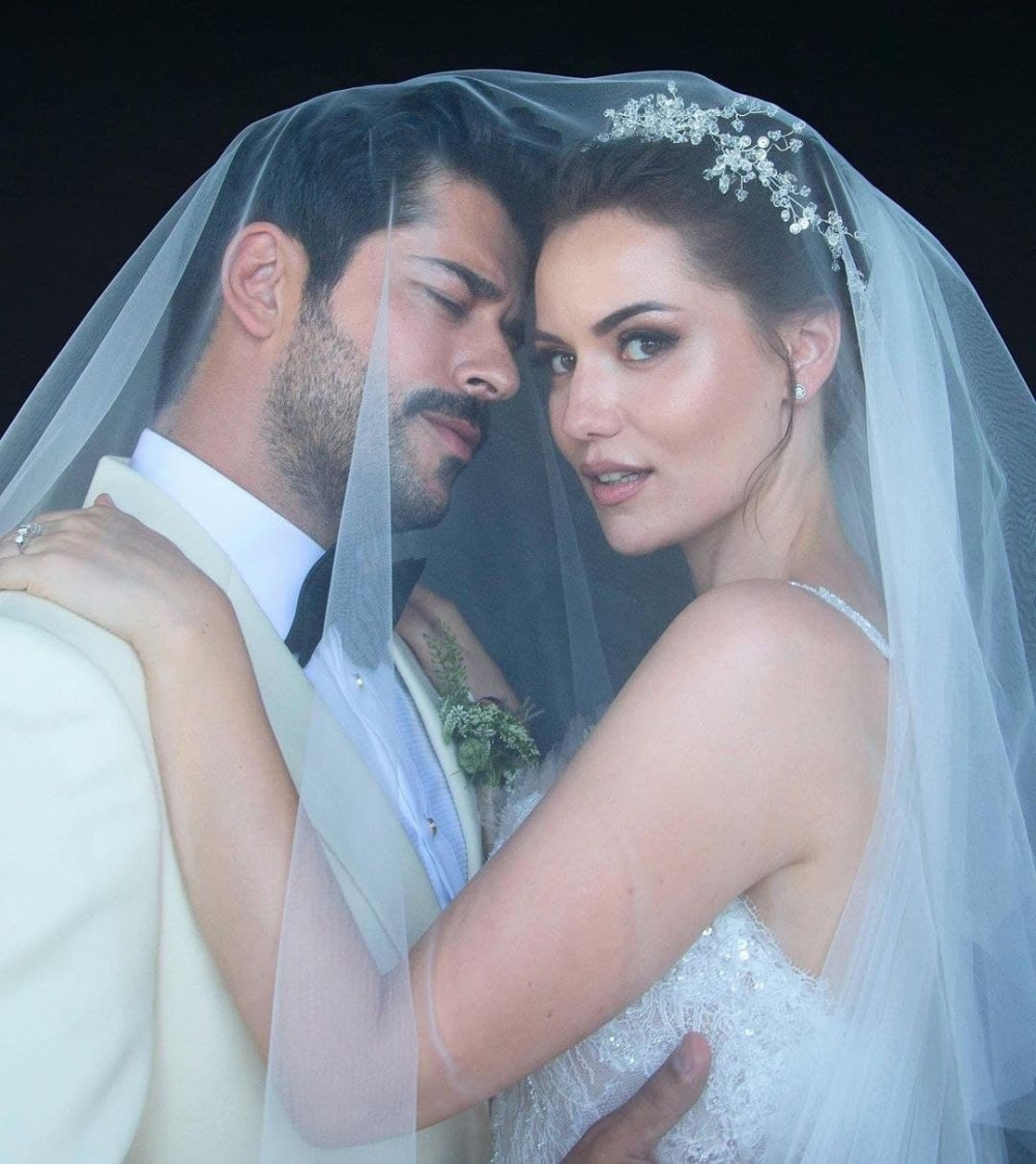 Fahriye Evcen'in siyah elbiseli pozu sosyal medyayı salladı! Burak Özçivit bile kayıtsız kalamadı 5