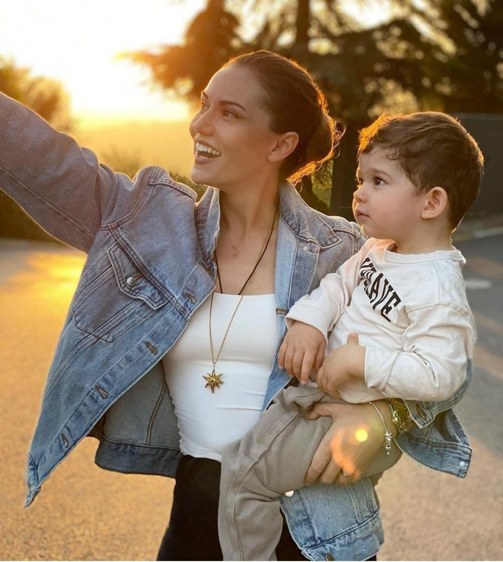 Fahriye Evcen'in siyah elbiseli pozu sosyal medyayı salladı! Burak Özçivit bile kayıtsız kalamadı 7