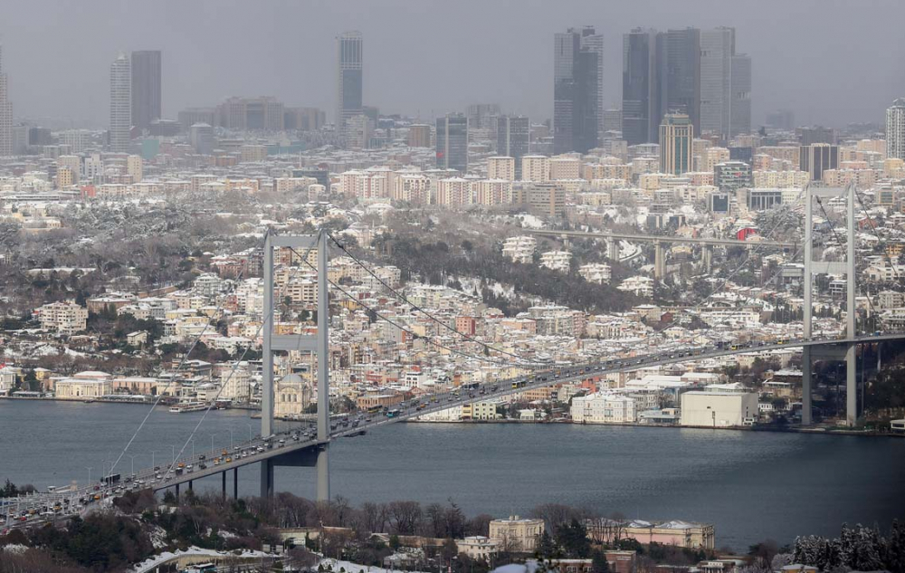 İstanbul beyaz gelinliğiyle mest etti! İşte kentin birçok noktasından kart postallık görüntüler... 1