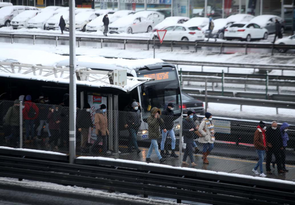 İstanbul beyaz gelinliğiyle mest etti! İşte kentin birçok noktasından kart postallık görüntüler... 12