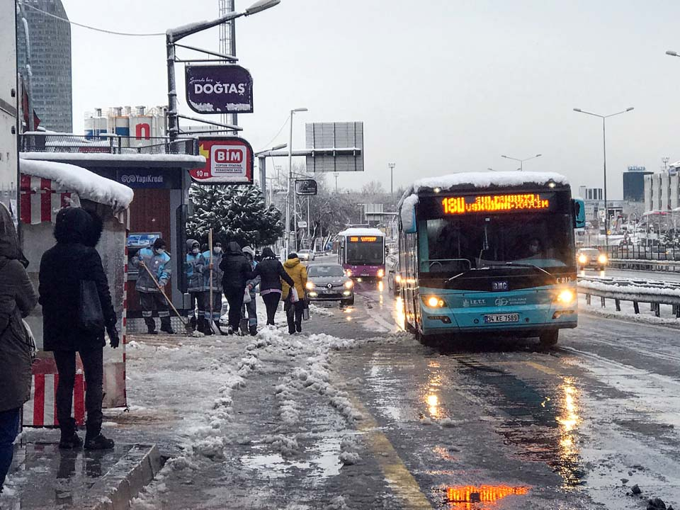 İstanbul beyaz gelinliğiyle mest etti! İşte kentin birçok noktasından kart postallık görüntüler... 23