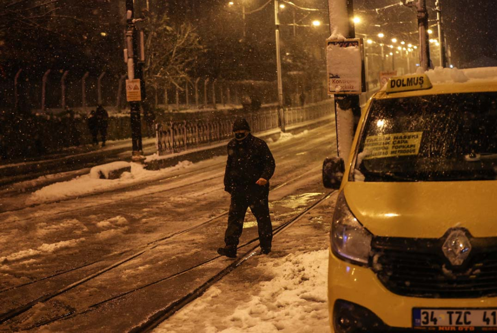 İstanbul beyaz gelinliğiyle mest etti! İşte kentin birçok noktasından kart postallık görüntüler... 4