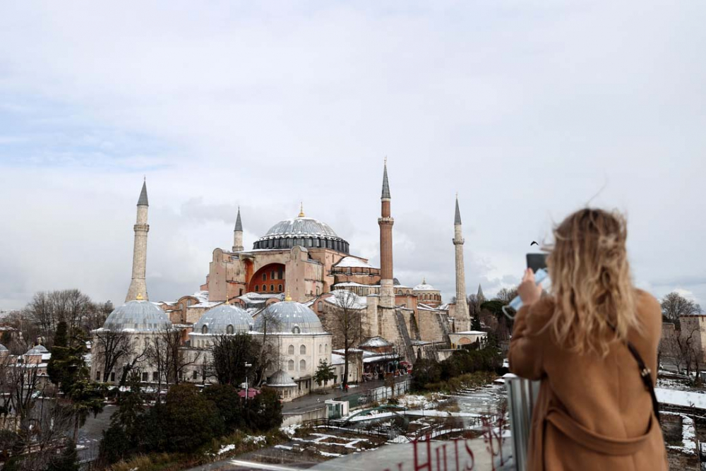 İstanbul beyaz gelinliğiyle mest etti! İşte kentin birçok noktasından kart postallık görüntüler... 52