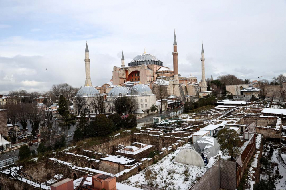 İstanbul beyaz gelinliğiyle mest etti! İşte kentin birçok noktasından kart postallık görüntüler... 55