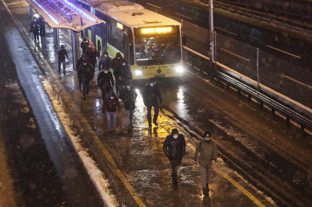 İstanbul beyaz gelinliğiyle mest etti! İşte kentin birçok noktasından kart postallık görüntüler... 6