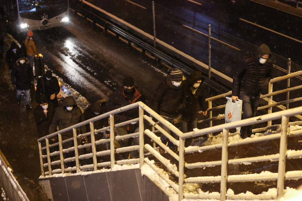 İstanbul beyaz gelinliğiyle mest etti! İşte kentin birçok noktasından kart postallık görüntüler... 7