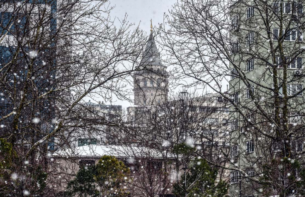 İstanbul beyaz gelinliğiyle mest etti! İşte kentin birçok noktasından kart postallık görüntüler... 76