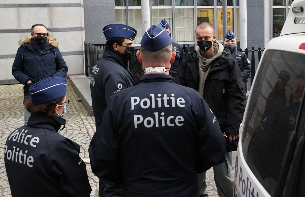 Canlı yarasa yiyerek eylem düzenlemek isteyen aktivist gözaltına alındı! 2