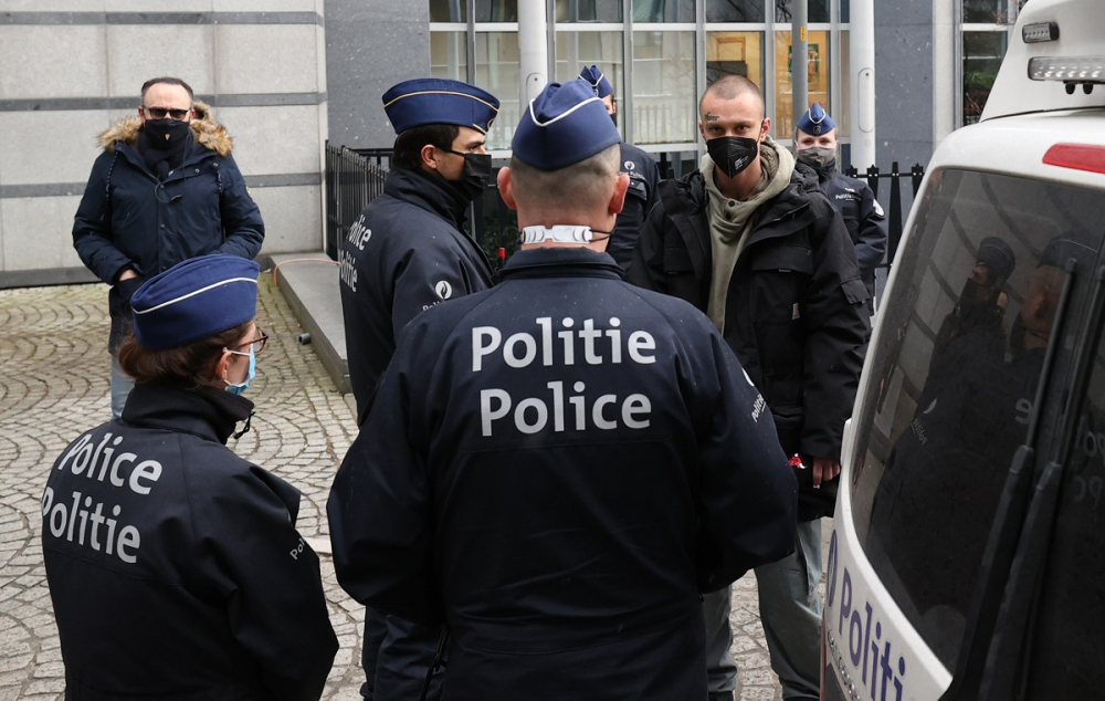 Canlı yarasa yiyerek eylem düzenlemek isteyen aktivist gözaltına alındı! 4