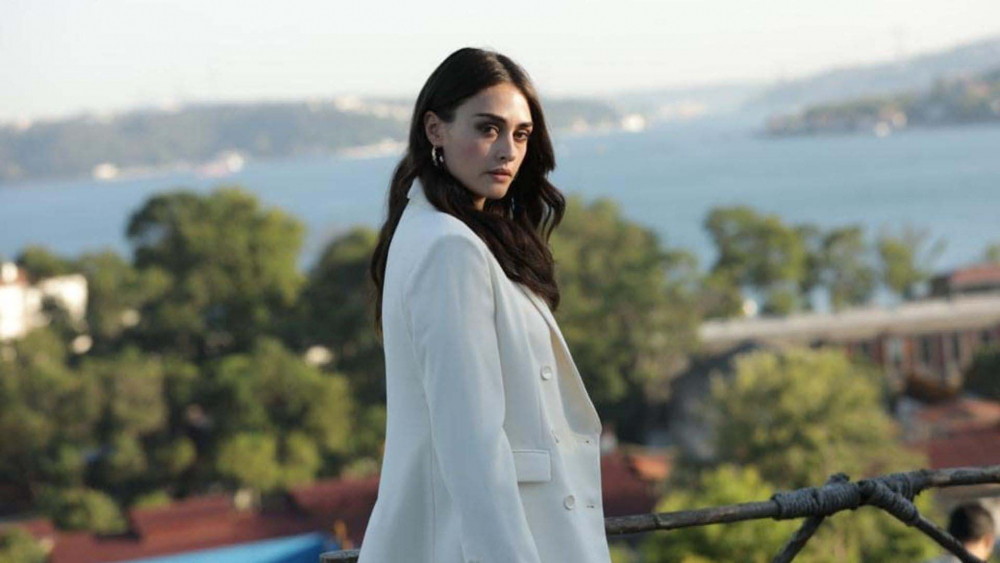 Esra Bilgiç, dünyaca ünlü sinema oyuncusu ile aynı Hollywood projesinde yer alacak! 1