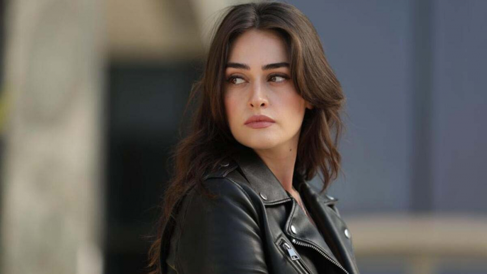 Esra Bilgiç, dünyaca ünlü sinema oyuncusu ile aynı Hollywood projesinde yer alacak! 2