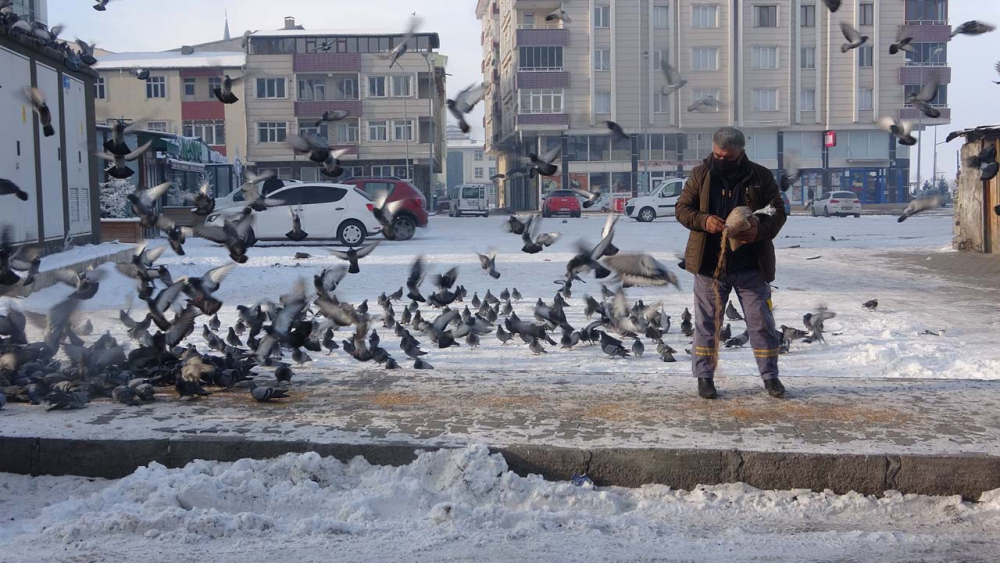 Ardahan'ın Göle ilçesi buz tuttu. Sıcaklık eksi 26 dereceye kadar düştü 13