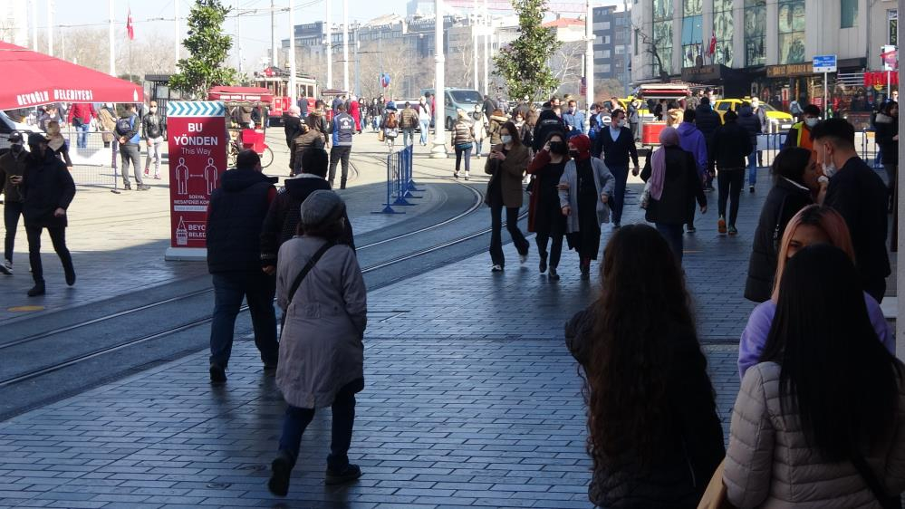 Taksim'de inanılmaz görüntüler: Güneşi gören koronayı unuttu! 10