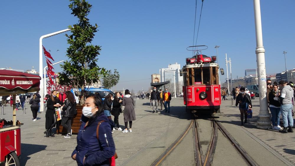 Taksim'de inanılmaz görüntüler: Güneşi gören koronayı unuttu! 11