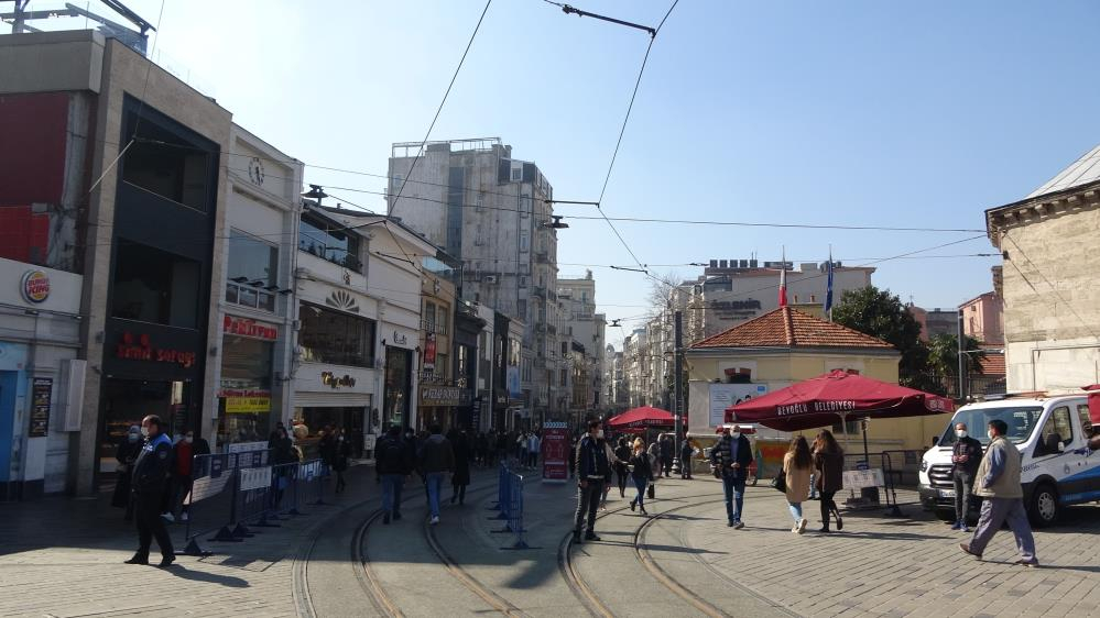 Taksim'de inanılmaz görüntüler: Güneşi gören koronayı unuttu! 13