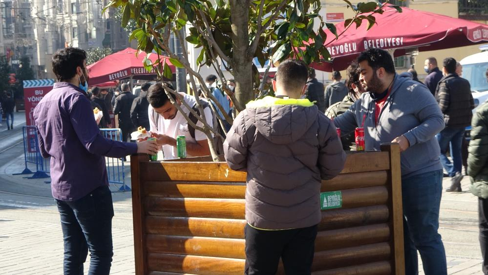 Taksim'de inanılmaz görüntüler: Güneşi gören koronayı unuttu! 17