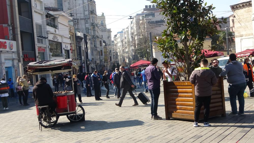 Taksim'de inanılmaz görüntüler: Güneşi gören koronayı unuttu! 18