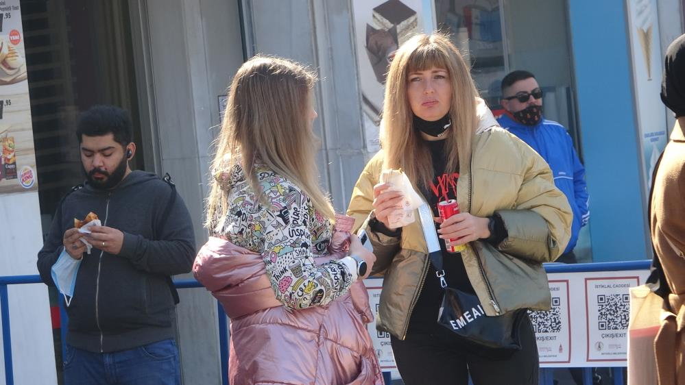 Taksim'de inanılmaz görüntüler: Güneşi gören koronayı unuttu! 19