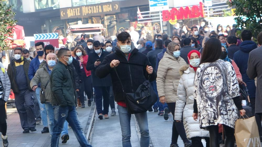 Taksim'de inanılmaz görüntüler: Güneşi gören koronayı unuttu! 21