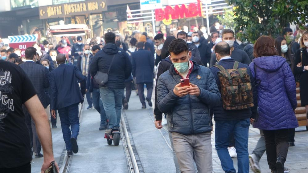 Taksim'de inanılmaz görüntüler: Güneşi gören koronayı unuttu! 22