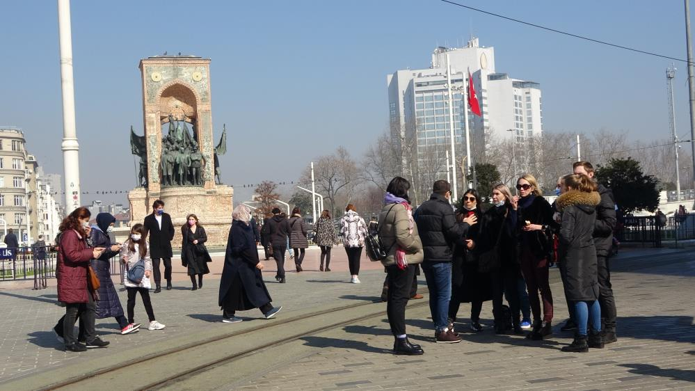 Taksim'de inanılmaz görüntüler: Güneşi gören koronayı unuttu! 5