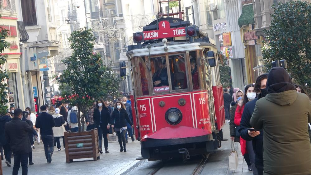 Taksim'de inanılmaz görüntüler: Güneşi gören koronayı unuttu! 8