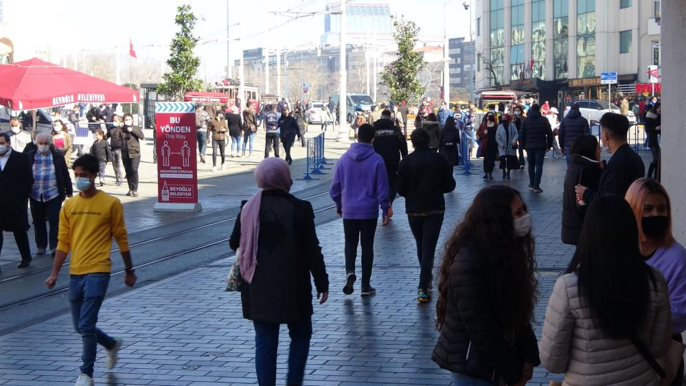 Taksim'de inanılmaz görüntüler: Güneşi gören koronayı unuttu! 9