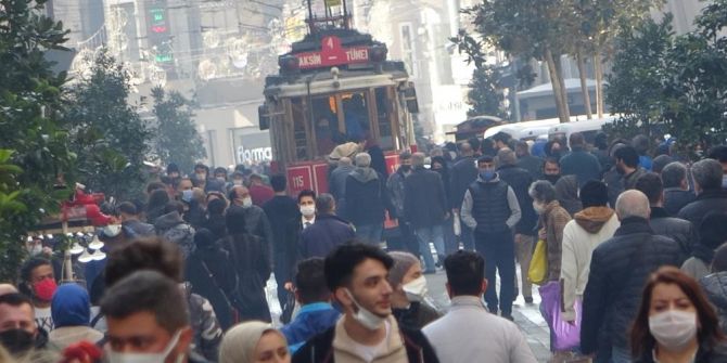 Taksim'de inanılmaz görüntüler: Güneşi gören koronayı unuttu!