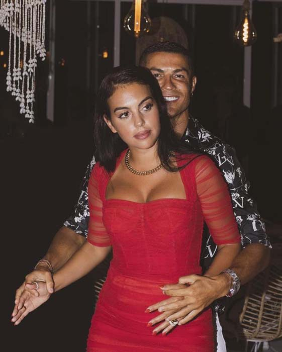 Cristiano Ronaldo'nun sevgilisi Georgina Rodriguez sınırları zorladı! Çıplak pozları Avrupa'yı salladı 11